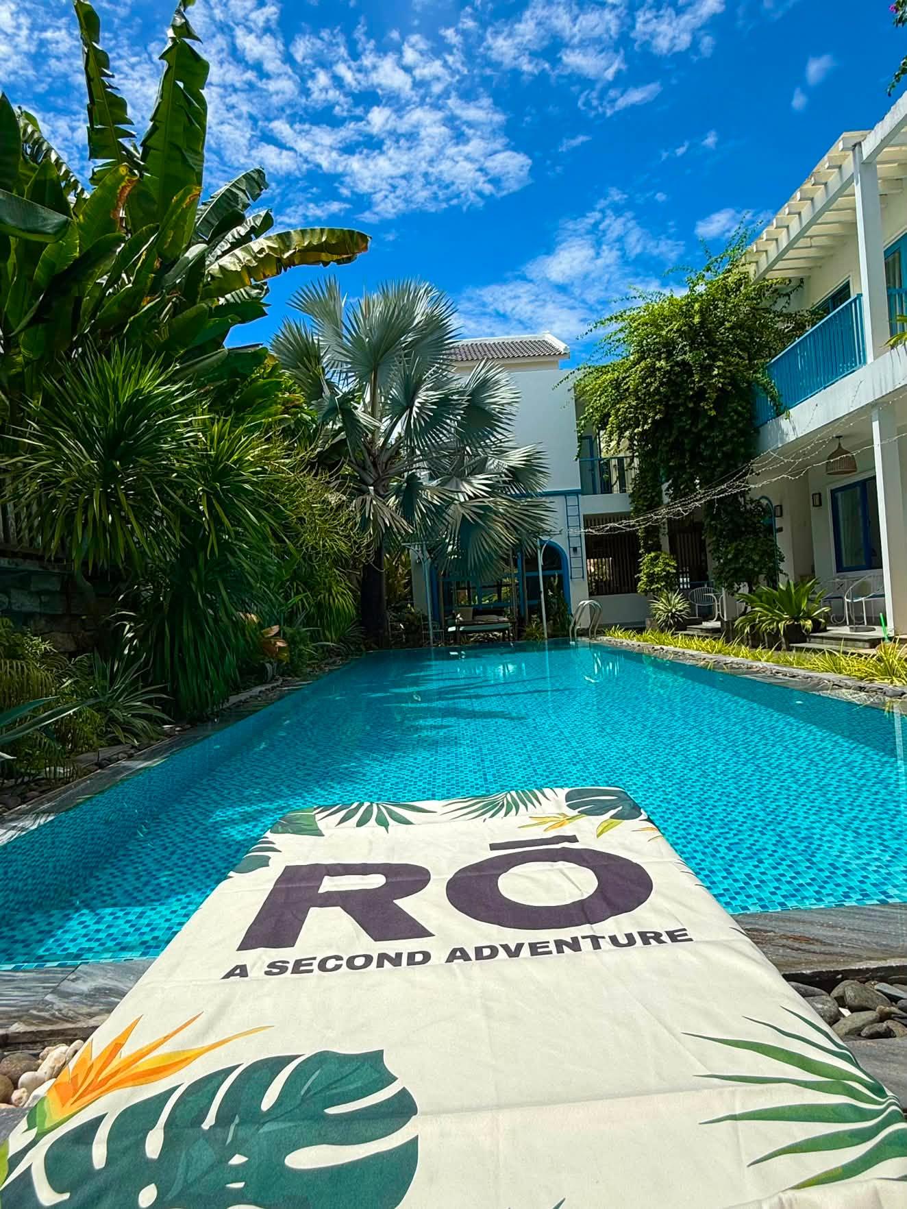 RŌ (RO) Drift Towel swimming pool in Vietnam Hotel